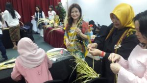 KJRI Kuching Datangkan IPBI ke Sarawak Beri Pelatihan Merangkai Janur