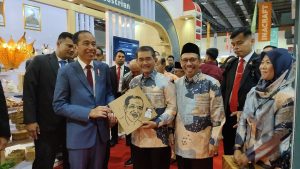 Presiden Jokowi Mendapat Lukisan Ampas Kopi Dari Pj Wako Pontianak Saat Tinjau Stand Pameran Inacraft 2024 di JCC